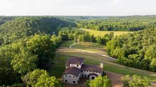 66 Shawnokee Trl, Charlotte, TN 37036