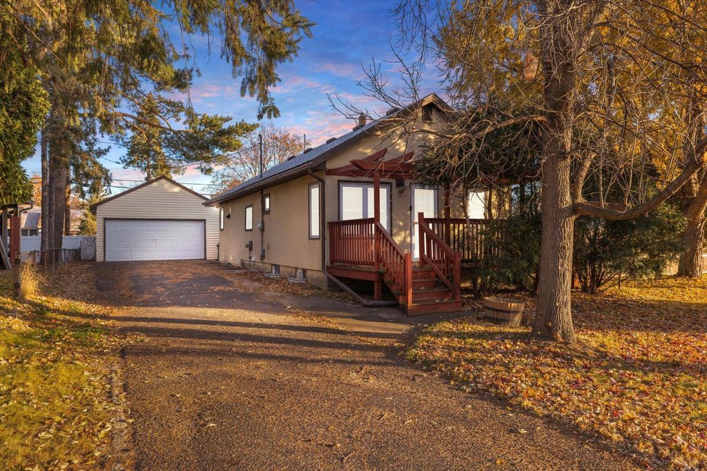 1139 County Road B W, Roseville, MN 55113