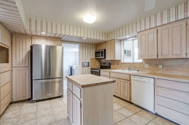 4055 Glenavon Court, Fort Worth, TX 76109