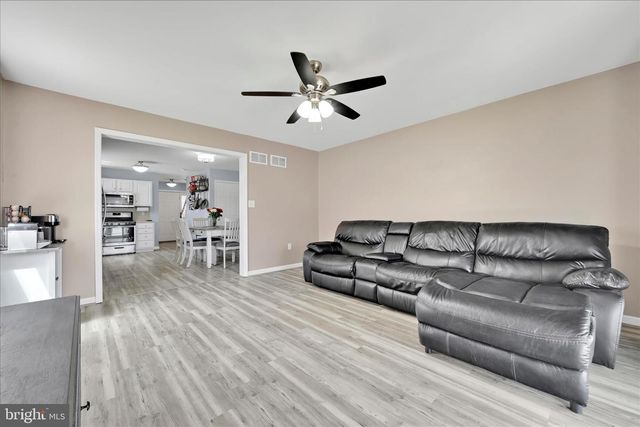 480 DAISY DR, New Holland, PA 17557