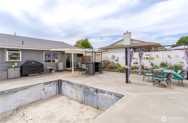327 N Grape Drive, Moses Lake, WA 98837