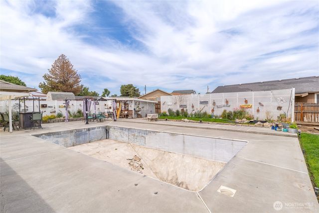 327 N Grape Drive, Moses Lake, WA 98837