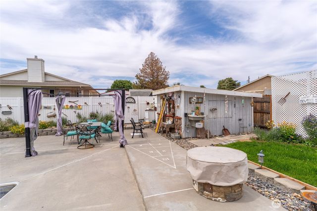 327 N Grape Drive, Moses Lake, WA 98837