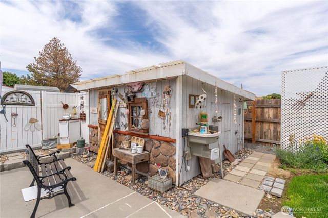 327 N Grape Drive, Moses Lake, WA 98837