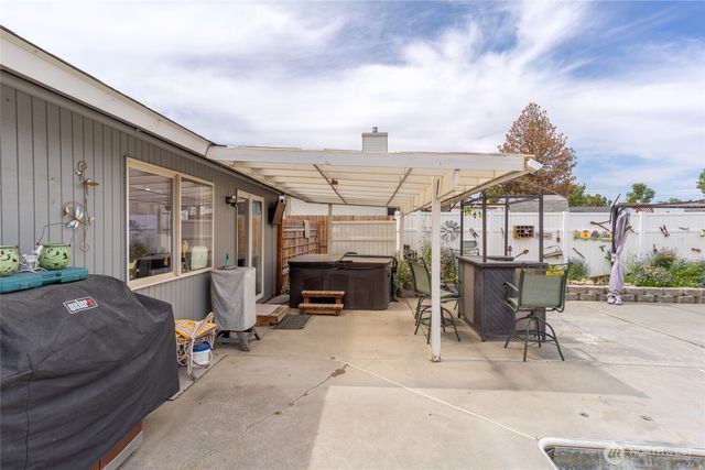 327 N Grape Drive, Moses Lake, WA 98837