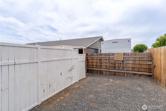 327 N Grape Drive, Moses Lake, WA 98837