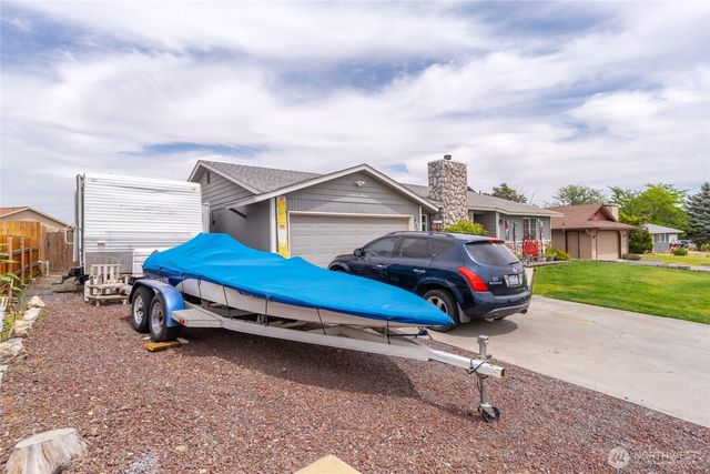 327 N Grape Drive, Moses Lake, WA 98837