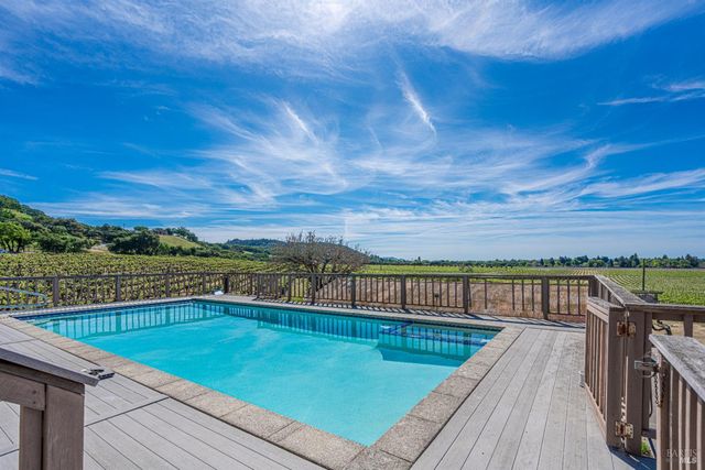 590 Pleasant Ave, Santa Rosa, CA 95403