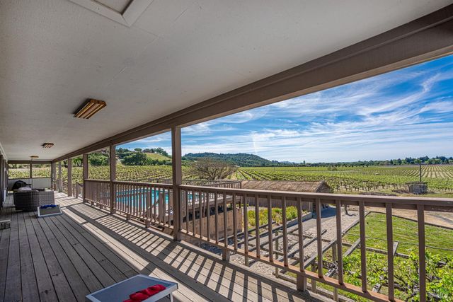 590 Pleasant Ave, Santa Rosa, CA 95403