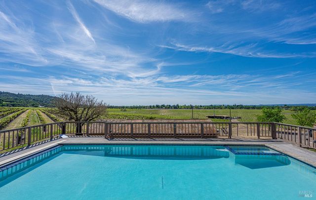 590 Pleasant Ave, Santa Rosa, CA 95403