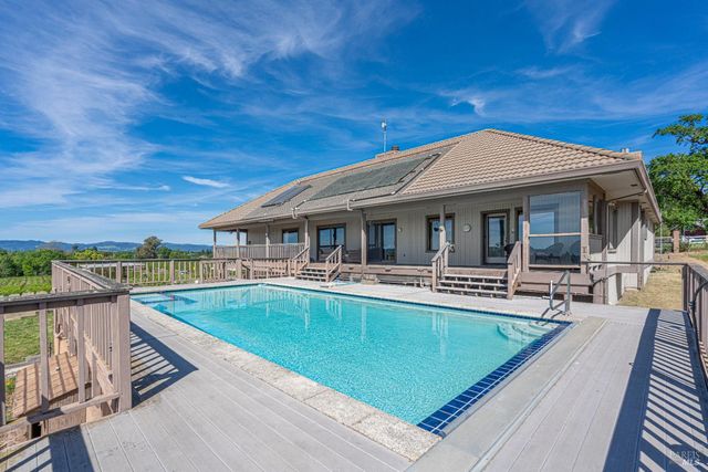 590 Pleasant Ave, Santa Rosa, CA 95403