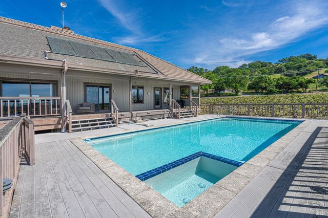 590 Pleasant Ave, Santa Rosa, CA 95403