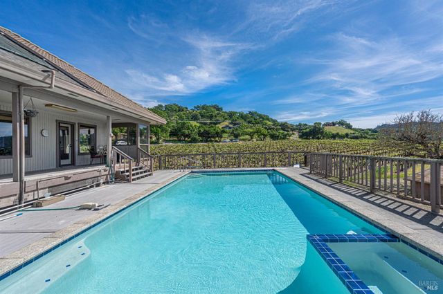 590 Pleasant Ave, Santa Rosa, CA 95403