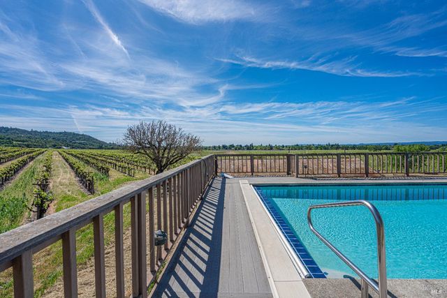 590 Pleasant Ave, Santa Rosa, CA 95403