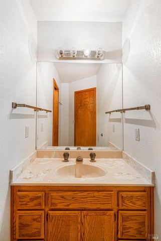 590 Pleasant Ave, Santa Rosa, CA 95403