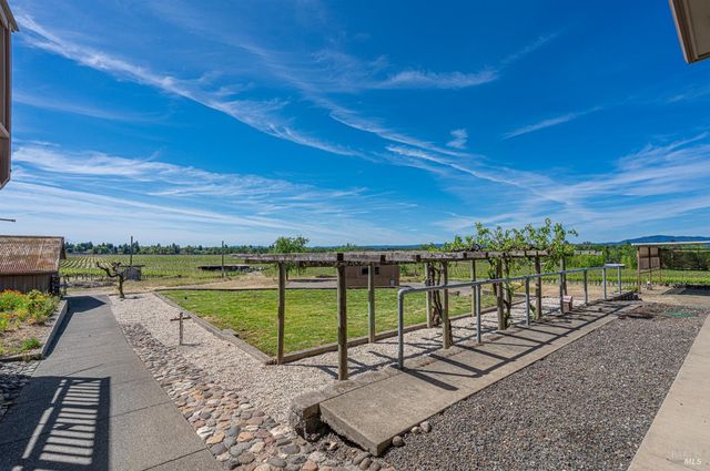 590 Pleasant Ave, Santa Rosa, CA 95403