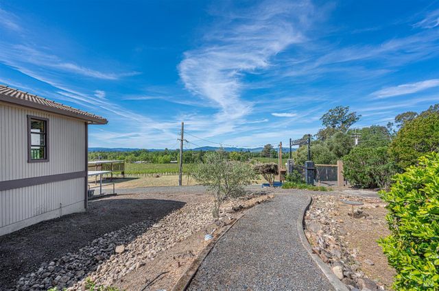 590 Pleasant Ave, Santa Rosa, CA 95403