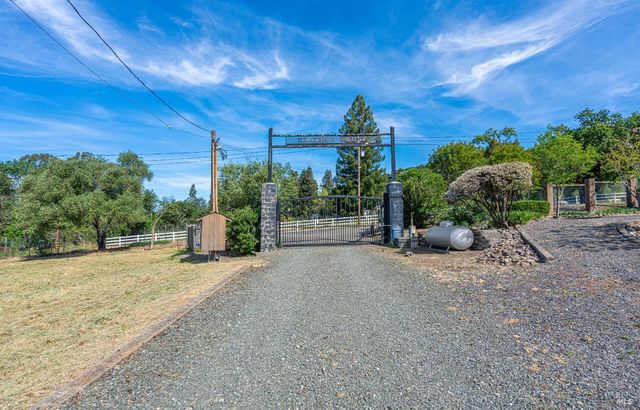 590 Pleasant Ave, Santa Rosa, CA 95403