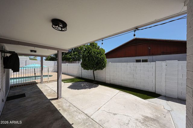 1812 W TOPEKA Drive, Phoenix, AZ 85027