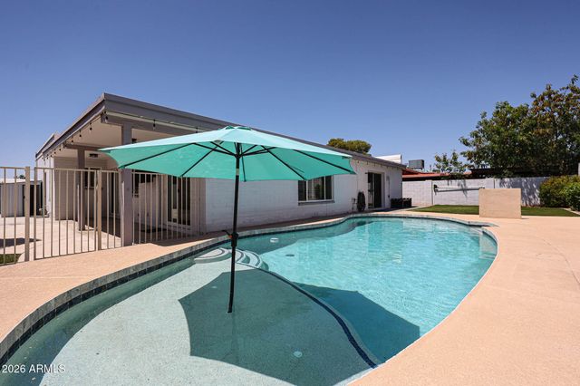 1812 W TOPEKA Drive, Phoenix, AZ 85027