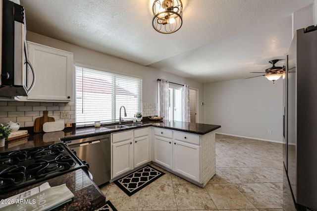 1812 W TOPEKA Drive, Phoenix, AZ 85027