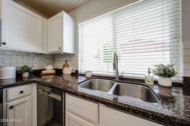 1812 W TOPEKA Drive, Phoenix, AZ 85027