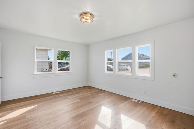 923 E Courtland Ave, Spokane, WA 99207