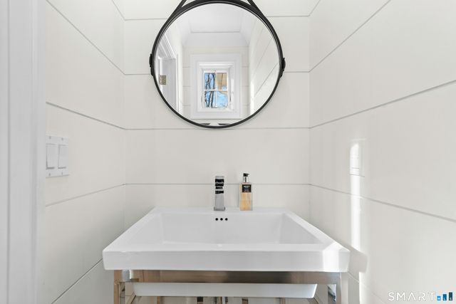 42 Hillcrest Road, New Canaan, CT 06840