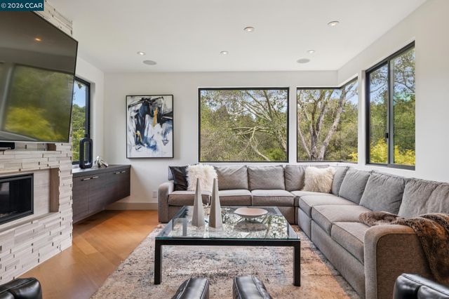 32 Los Dedos Road, Orinda, CA 94563