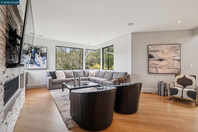 32 Los Dedos Road, Orinda, CA 94563
