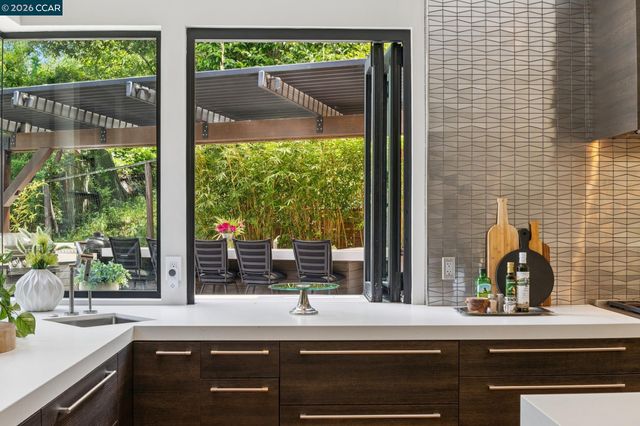 32 Los Dedos Road, Orinda, CA 94563