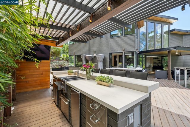 32 Los Dedos Road, Orinda, CA 94563