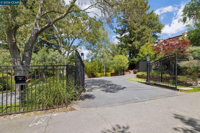 32 Los Dedos Road, Orinda, CA 94563