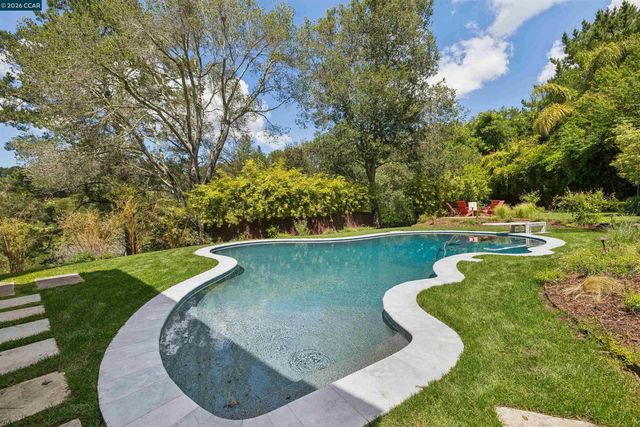 32 Los Dedos Road, Orinda, CA 94563