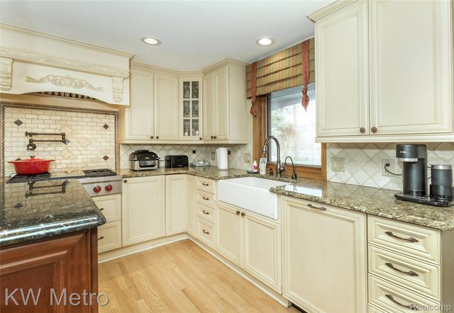 85 Stalwart Drive, Troy, MI 48098