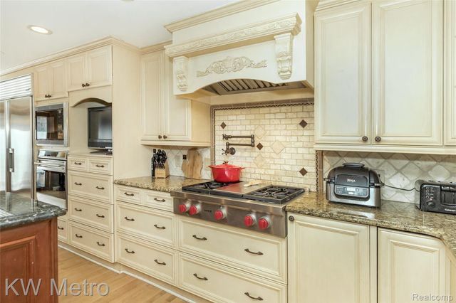 85 Stalwart Drive, Troy, MI 48098