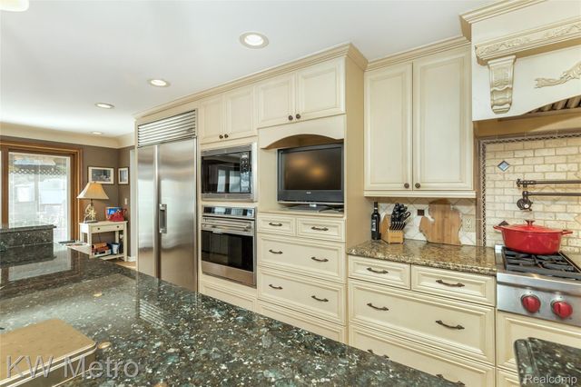 85 Stalwart Drive, Troy, MI 48098