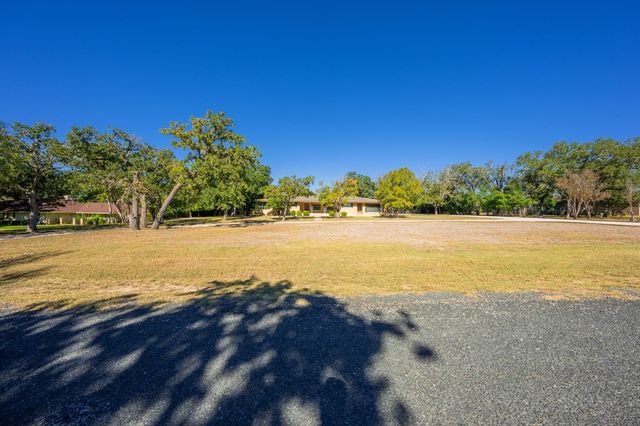 133 Royal Oaks Rd, Kerrville, TX 78028