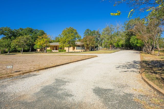 133 Royal Oaks Rd, Kerrville, TX 78028