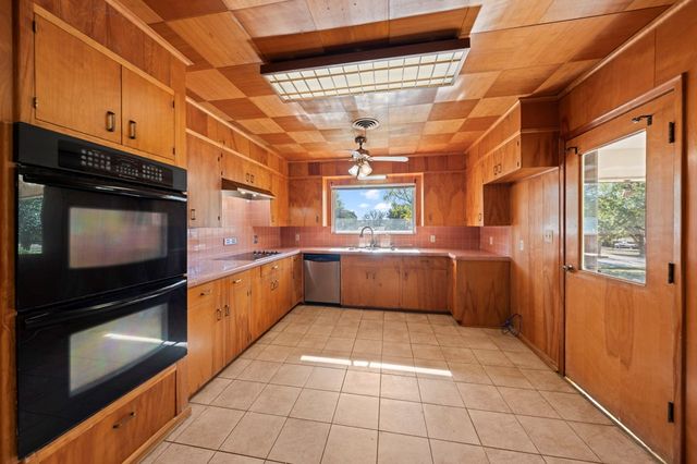 133 Royal Oaks Rd, Kerrville, TX 78028