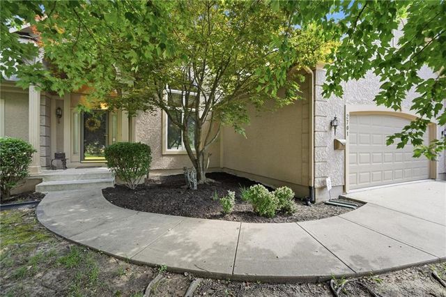 2701 W 137th Place, Leawood, KS 66224