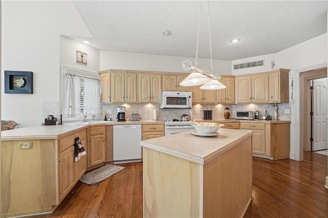 2701 W 137th Place, Leawood, KS 66224