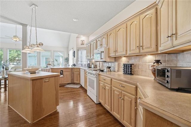 2701 W 137th Place, Leawood, KS 66224
