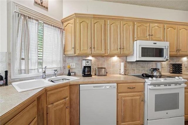 2701 W 137th Place, Leawood, KS 66224