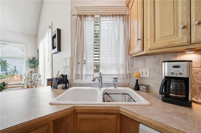2701 W 137th Place, Leawood, KS 66224