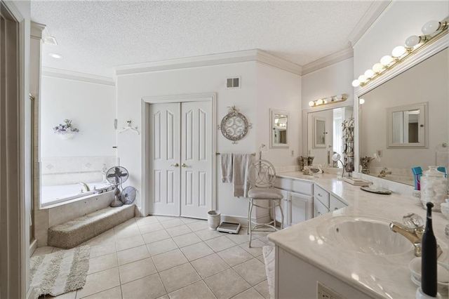 2701 W 137th Place, Leawood, KS 66224