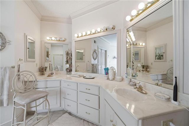 2701 W 137th Place, Leawood, KS 66224