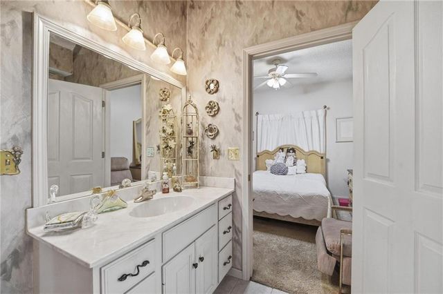 2701 W 137th Place, Leawood, KS 66224
