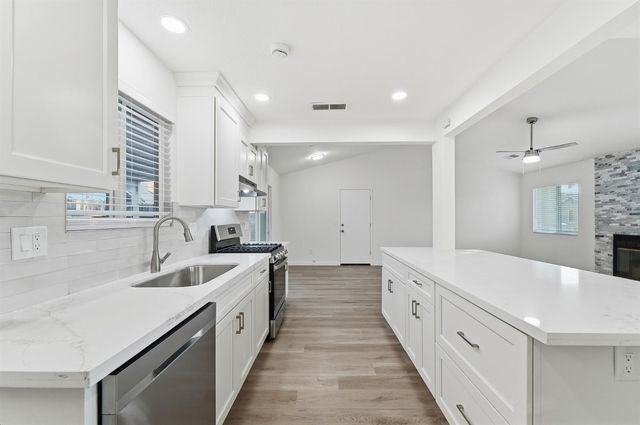 2208 Sunmist Ln, Modesto, CA 95355