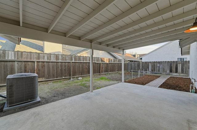 2208 Sunmist Ln, Modesto, CA 95355